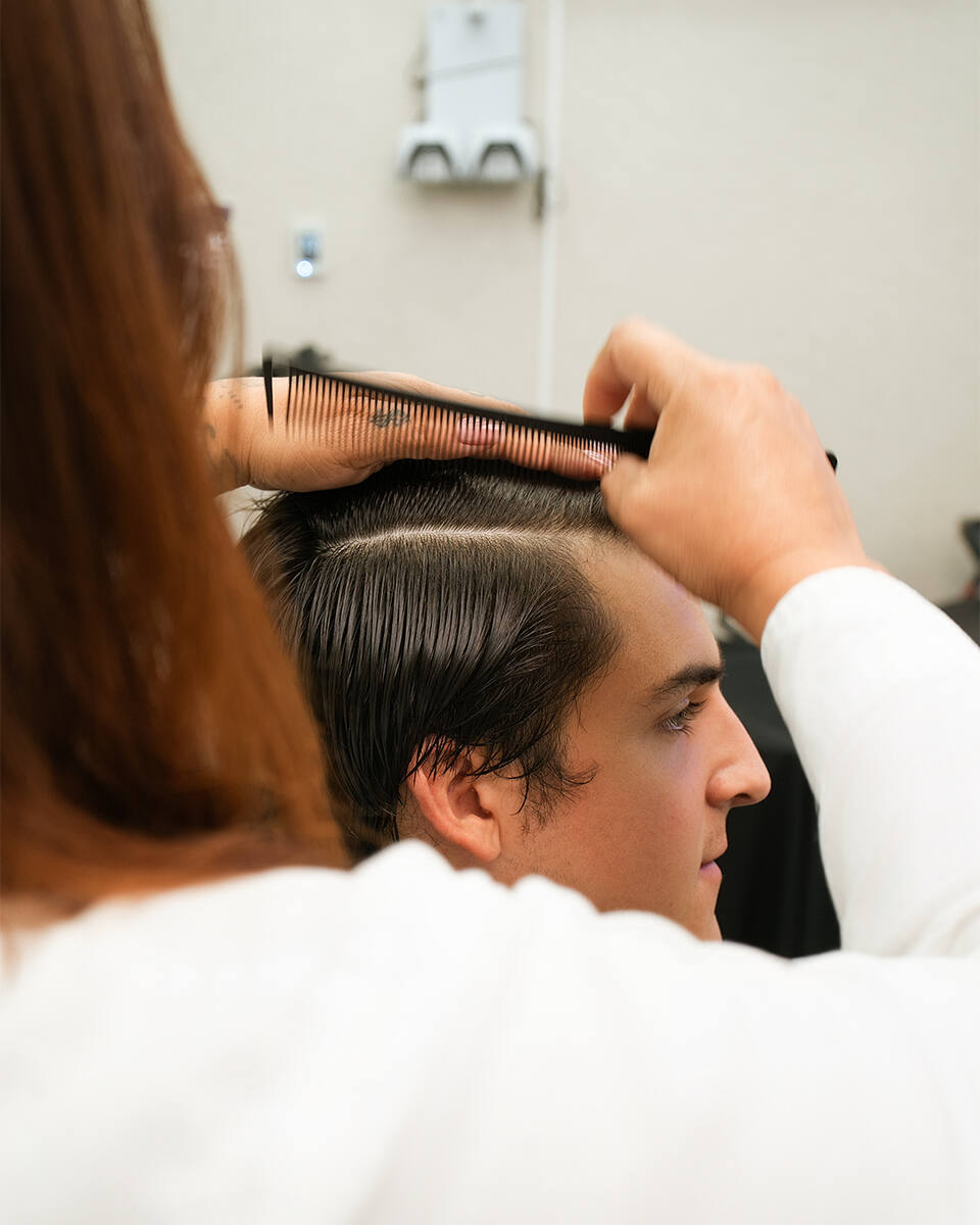 Degradado a piel definido en barbería Structure Miami